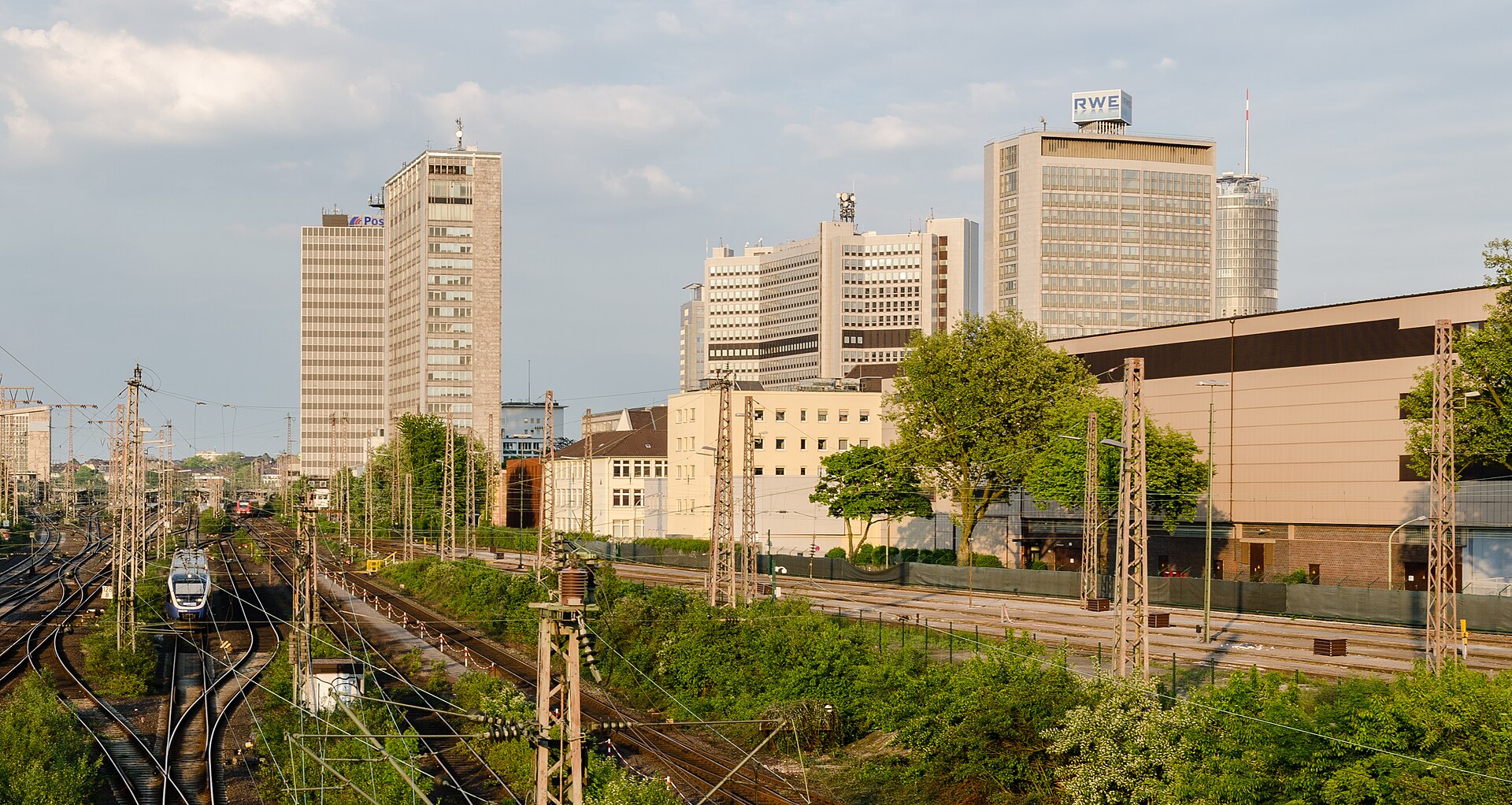 Stadtmotiv in Essen – Blick-auf-Essen-Hbf-Skyline-Abend-2013
